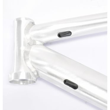 Interne manteldoorvoerafdekking voor wegframe