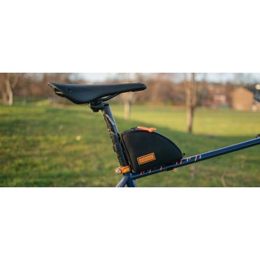 Bevestig de achterste bovenbuistas