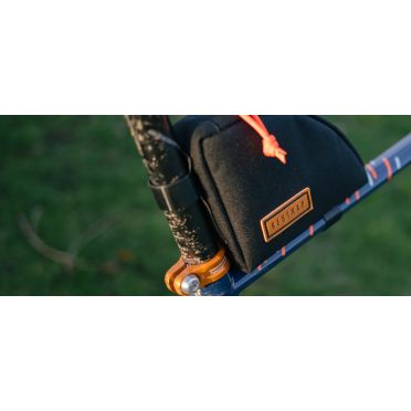 Bevestig de achterste bovenbuistas