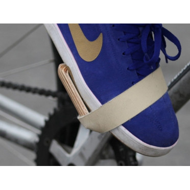 Stedelijke motorfietspedalen ruw hout